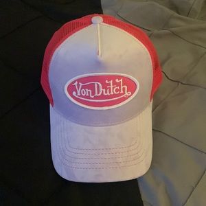 von dutch hat.